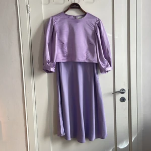 Lila set från Monki - Lila ballongtopp och matchande slipkjol från Monki i storlek L.  OBS: Kjolen har ett litet cigarettmärke som inte syns så mkt tack vare underkjolen. 
