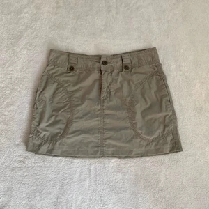 Grön cargokjol - 💕 KLICKA INTE på köp nu, kontakta mig vid intresse! 💕 Ljusgrön lågmidjad cargokjol, originellt från Lindex! Är i stl 38 men funkar på mig som brukar ha XS/S, midjemåttet är 74 cm och längden 33 cm (uppsydd) BUD PÅ: 230 + frakt