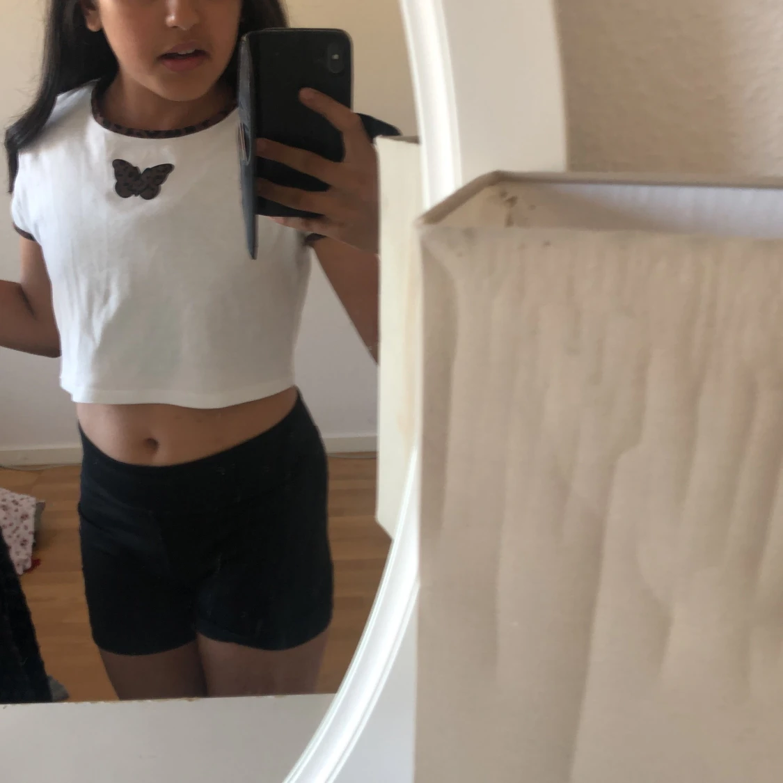 Vit tröja med en fjäril 