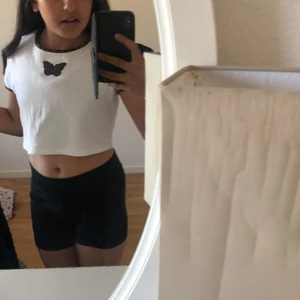 Vit tröja med en fjäril  - För kort inte min stil