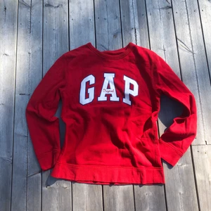 Röd gap tröja  - Passar super bra dock så är det inte min stil längre den kanske är använd 4-5 gånge. Det är bra skick på tröjan. Köparen står för frakten.!