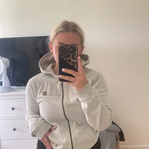tröja - säljer en grå lyle&scott tröja! köparen står för frakten💗