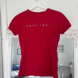Hugo Boss tröja S - Säljer denna tröja som är relativt oanvänd - nyskick! Köparen står för frakten! (39 kr)