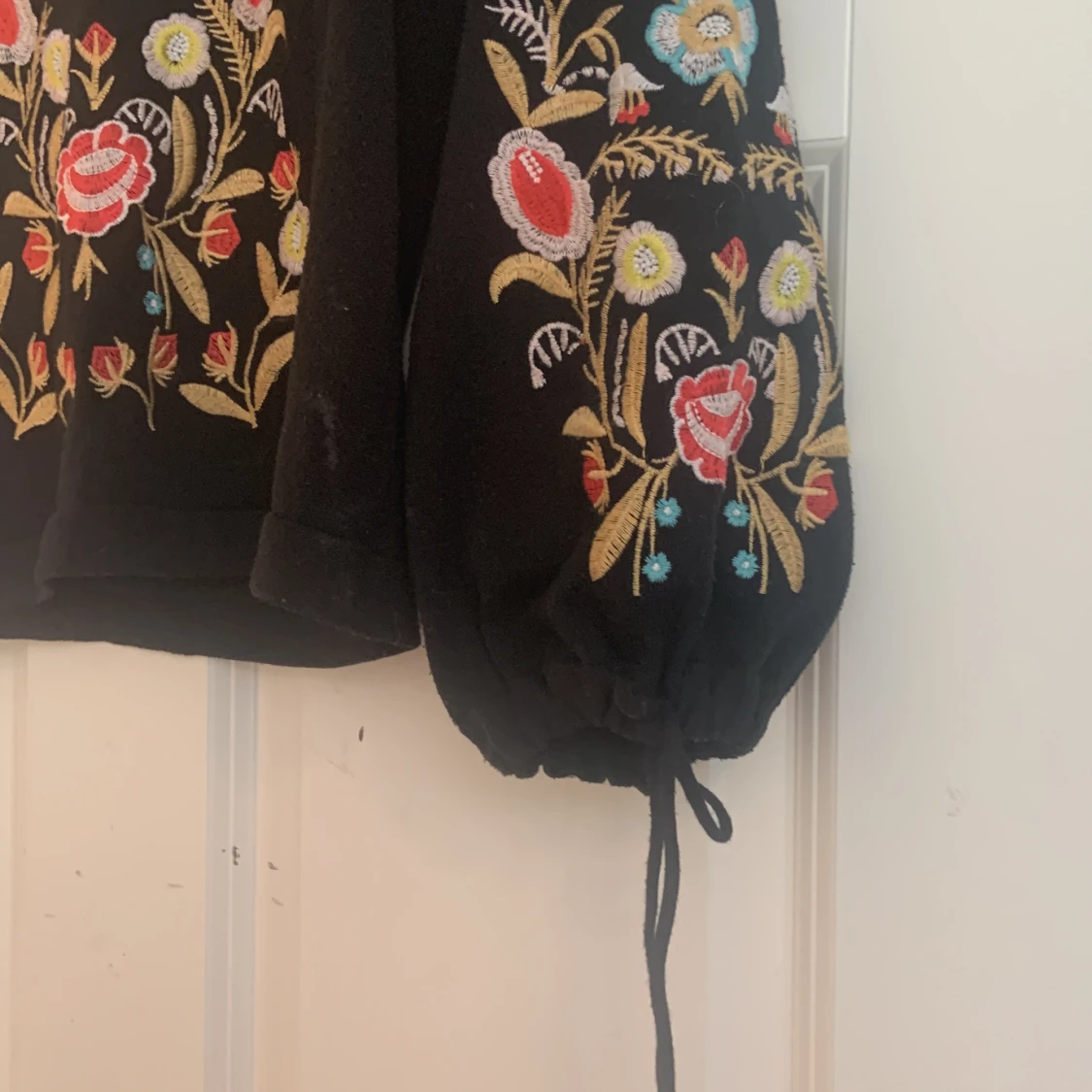 Broderad tröja i mycket bra skick - 90