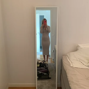 Klänning - Säljer min stickade hm kläning då den inte kommer till användning 💞  storlek xs 