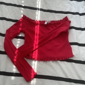 OffShoulder Magtröja - Röd offshoulder magtröja från H&M, aldrig använd, Storlek Xs. Säljes pga för liten för mig.