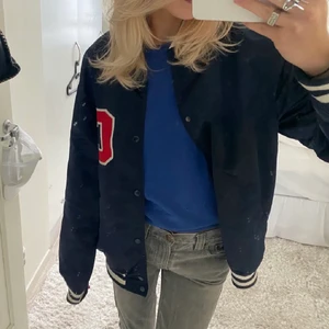 Så snygg collage jacka!! - (Lånade bilder!!❤️) Säljer denna då den ej kommer till användning! Så himla snygg och perfekt till hösten! 😍