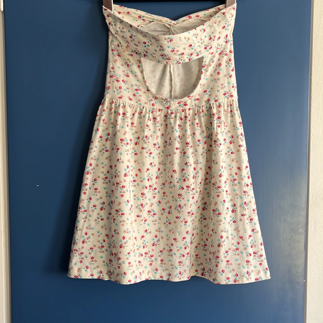 Blommig strapless klänning - 90