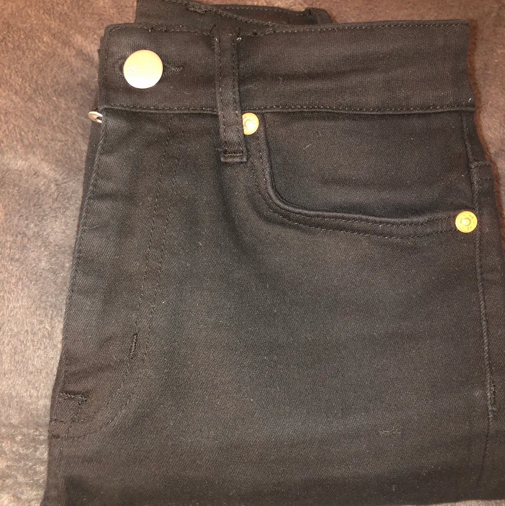 Oanvända svarta skinny jeans från lager 157. Jeans & Byxor.