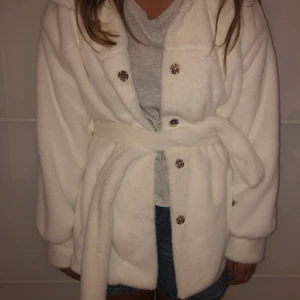 Varm jacka - En falsk päls jacka i st M/S. Fin att ha på dig men den var nog lite för stor på tjejn på bilden eftersom hone en xs. Köpt för 350 säljer för 150-200