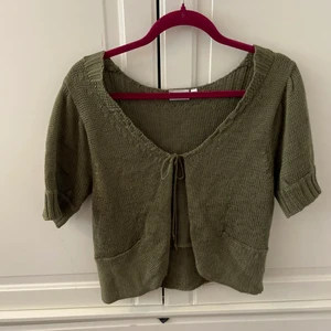 Grön cardigan - En grön cardigan, testad en gång.