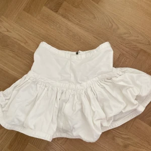 Kjol från Justcavalli - Aldrig använd. Nyskick. Kan skicka bild hur den ser ut på om det önskas.