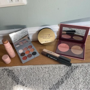 Smink - Bronzerstick, ögonskuggspalett, puder foundation, concealer, contourpenna och bronzer/rougepalett.Styckpriser diskuteras!Sticket har lite fläckar utanpå. Oanvänt eller endast testat på handen! Köp allt för 250kr (concealer, contourpenna, sticket såld!)