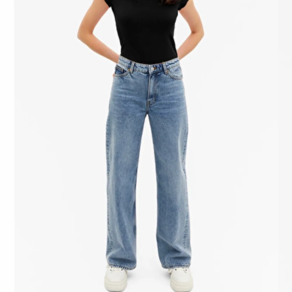 Säljer mina raka jeans från monki som är i modellen ”yoko”. De är i perfekt skick , kan gå ner i pris vid snabb affär. Säljer även samma i svart, man kan köpa båda två för 200+frakt💕. Jeans & Byxor.