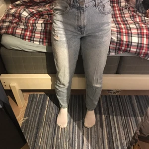 Jeans  - Säljer dessa super sköna ljusblåa mom jeansen köpta på New Yorker pga att dom inte kommer till användning och börjat bli för små för mig. Inte jätte mycket använda och är i väldigt fint skick.  Använd inte köp nu utan kontakta mig för swish nummer💕