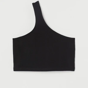 Offshoulder topp - Svart, croppad offshoulder topp från HM DIVIDED i storlek XS. Nästintill oanvänd och i bra skick. Skriv privat för fler bilder och gärna innan betalning