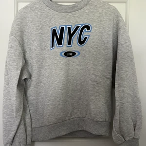 Grå sweatshirt storlek xs - Grå sweatshirt med tryck i blått o svart. Sitter oversize. Använd fåtal gånger 