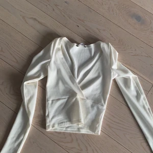 Omlottröja  - Säljer den här jätte fina vita omlottröjan från new yourker då den tyvärr är för liten, den är i storlek xxs men passar även xs. Kontakta för fler bilder 💕