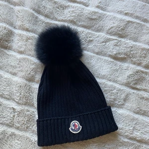 Moncler mössa - Moncler mössa, finns QR kod för äkthetsbevis, köpt på NK