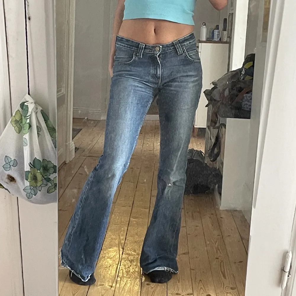 Säljer dessa skit snygga lee jeans som är flare/bootcut. Lånade bilder då de är för små för mig. Köp direkt för 400+frakt💗. Jeans & Byxor.