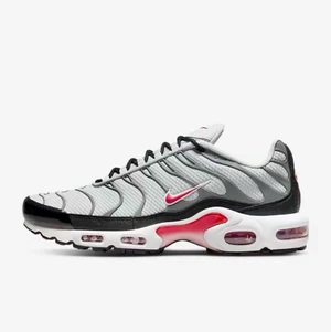 Nike air max plus skor - Säljer dessa Nike Air Max Plus skor  i storlek 39, Ordinarie pris. 1899 kr  jag har använt den bara två gånger, jag säljer den eftersom jag gillade inte modellen. Funkar för båda tjejer och killar. 