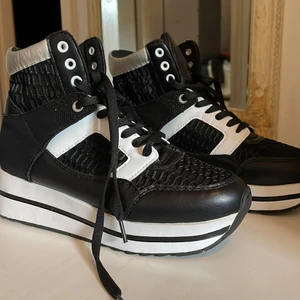 Svart vita skor attitude skor - Ett par helt oanvända attitude skor som var köpta på din sko för ett par år sedan! Säljer för att dem är för små och har kollat på ett par plagg här på Plick som jag kan köpa ifall jag får sålt dessa skor🤩