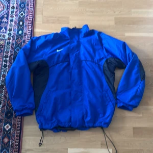 Vintage nike track windbraker (90s) - Vintage nike track jacket blå, vindtät men inte så varm bra för höst och vår, storlek medium 1 tidigare ägare, nyskick inga skader eller fläckar 