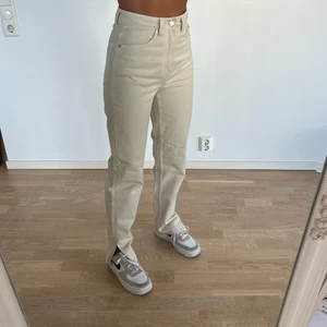 Lash jeans med split från WEEKDAY - Storlek W 25 L 30 