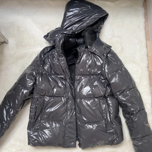 Calvin Klein dunjacka  - Superfin glansig dunjacka, använd några fåtal gånger. säljes pga för liten storlek, storlek M men ganska liten i storleken! köpte i vintras för 2995kr. Säljer för 1500kr som lägsta bud 