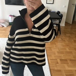 Stickad bekväm tröja - Super snygg,  mysig och bekväm randig tröja med zip från & Other stories. Strl S men lite Oversized i storleken. Köparen står för eventuell frakt! Då det var flera intresserade så har jag nu inlett BUDGIVNING! ☺️ direktpris 295kr