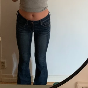 Lågmidjade jeans - Säljer dessa lågmidjade jeans jag köpt här på Plick. Vet inte vilken storlek de är men skulle gissa på 36 och ksk 38 eftersom dom är väldigt stretchiga. Säljer gör dom ej andvänds. Är 162 dom är perfekta på mig💞