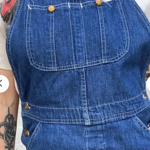 Vingtage Lee 1960-70 overall  - Vintage Lee hängselbyxor från 1960-70 tal. Ej använda, etiketter kvar.  Stl 25/34  Liknande säljs för ca 1500kr använda på etsy. Men dessa är oanvända. Högt värde för jeans samlare. Kan skicka fler bilder om intresserad. 