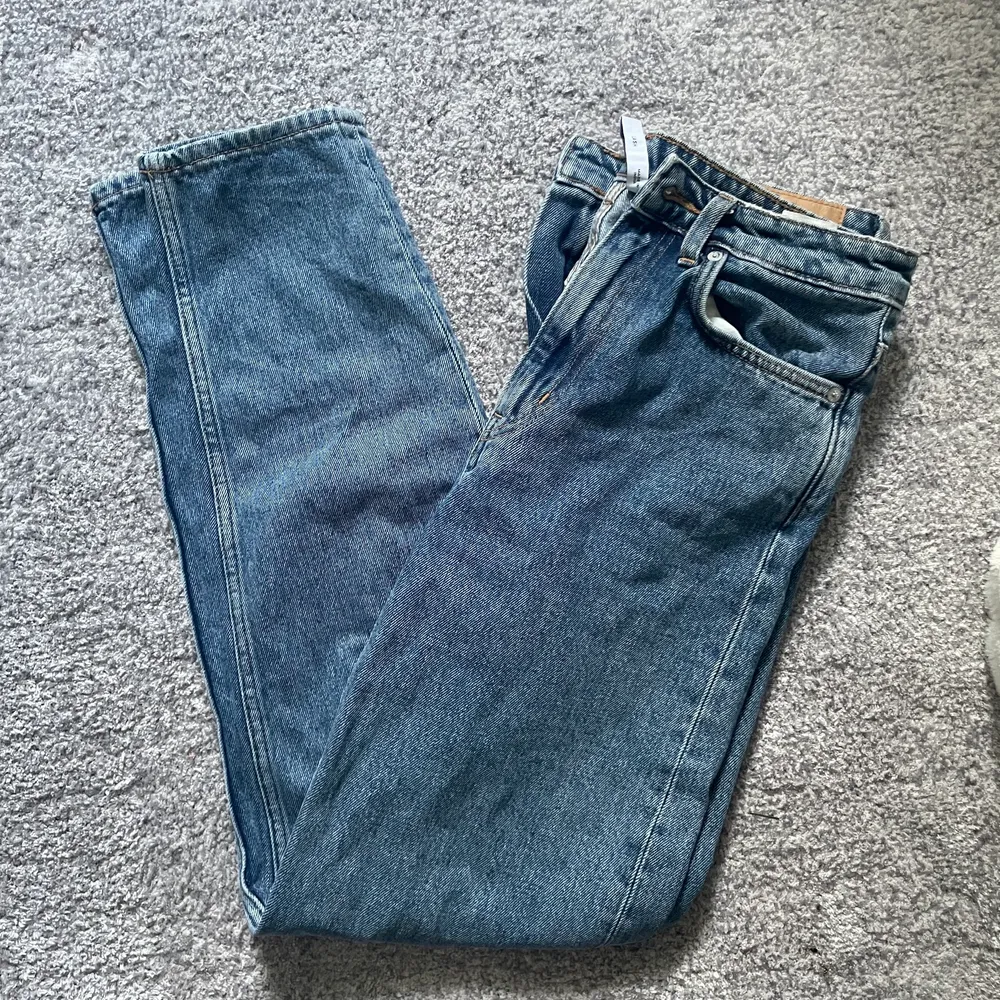 Säljer mina mom jeans från weekday i modellen LASH då de är för små. Storlek 26/30 och är i ungefär ankellängd på mig som är 177 lång! ❣️ använda fåtal gånger och är i bra skick. Kontakta mig för mer bilder eller om ni har andra frågor! Köparen står för frakten 66 kr😊 alternativt att mötas upp i Västerås!. Jeans & Byxor.