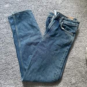 Säljer mina mom jeans från weekday i modellen LASH då de är för små. Storlek 26/30 och är i ungefär ankellängd på mig som är 177 lång! ❣️ använda fåtal gånger och är i bra skick. Kontakta mig för mer bilder eller om ni har andra frågor! Köparen står för frakten 66 kr😊 alternativt att mötas upp i Västerås!