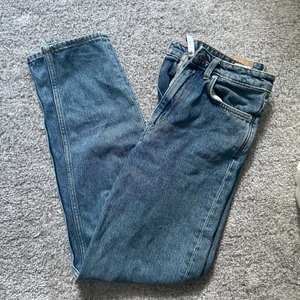 Weekday jeans LASH - Säljer mina mom jeans från weekday i modellen LASH då de är för små. Storlek 26/30 och är i ungefär ankellängd på mig som är 177 lång! ❣️ använda fåtal gånger och är i bra skick. Kontakta mig för mer bilder eller om ni har andra frågor! Köparen står för frakten 66 kr😊 alternativt att mötas upp i Västerås!