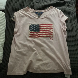 Ralph lauren t-shirt - Jag säljer en Ralph lauren t-shirt för den inte passar mig längre den är helt i nyskick. Inga fläckar eller hål!