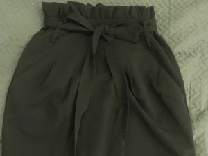 Svart kjol  - Svart kjol som är lite tajtare i modellen! Den har knytning runt midjan som är lite gulligt men det går även att ta ut helt eller byta mot ett annat skärp! Aldrig använd av mig, fint skick!❤️ OBS fraktpris ändras om du ej köper via plick!