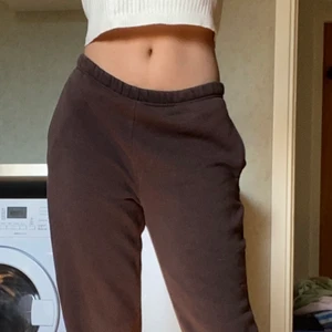 Bruna Mjukisbyxor - Sköna mjukisbyxor från GinaTricot. Knappt använda så i fint skick. Köpta för 250kr Storlek S, inga defekter.