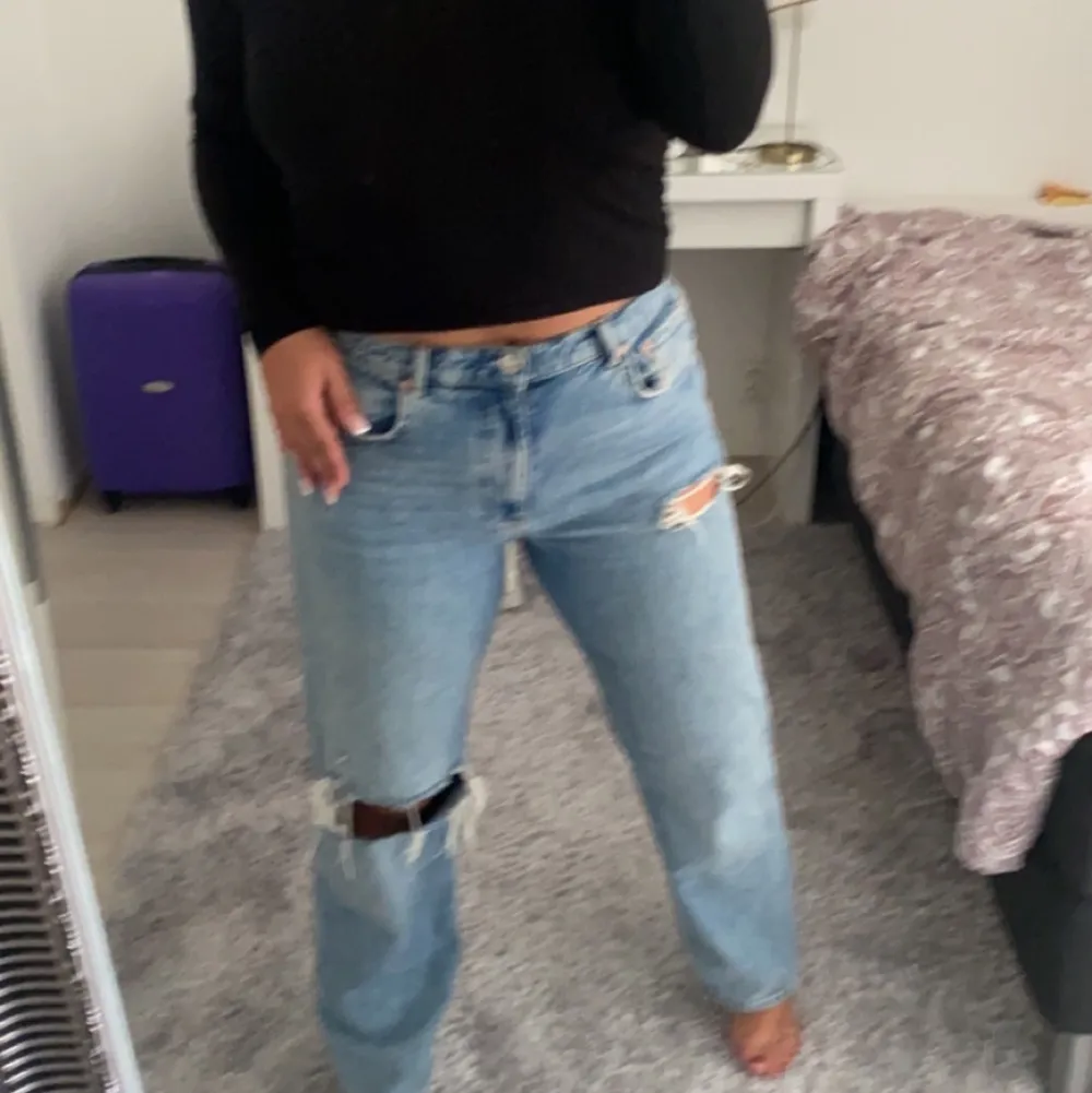 Fina ginatricot jeans med snygga detaljer. Använda minst 4 gånger väldigt sköna och perfekt längd 💗. Jeans & Byxor.