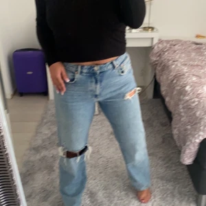 Ginatricot jeans  - Fina ginatricot jeans med snygga detaljer. Använda minst 4 gånger väldigt sköna och perfekt längd 💗