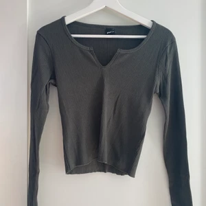 Långärmad Topp - Säljer denna långärmade Gina Tricot armegröna toppen i storlek S. Köpt för ca 3 år sen, säljer den pågrund av att jag inte använder den längre. Plagget är i bra skick, även fast den användes mer än 5 gånger :) 
