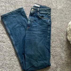 Zara high waist straight full lenght - Säljer nu mina favoritjeans från zara då de har blivit för små💕 storlek 34 och är bra i längd på mig som är 177 lång. Jeansen är väl använda men i bra skick, inga defekter. Jeansen är i en mörkare blå färg, högmidjade och i en rak modell! OBS! Köparen står för frakten: 66 kr om man inte kan mötas upp i Västerås! 🥰