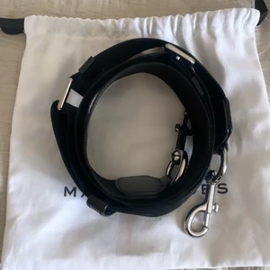 Marc Jacobs band - Säljer detta snygga väskband ifrån Marc Jacobs! Köptes på Nk förra året och har aldrig kommit till användning sen dess. Dustbag tillkommer.👍🏽💕Nypris 1250kr