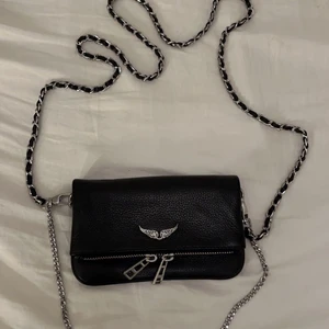 Zadig väska - Säljer nu min superfina Zadig väska som tyvärr inte kommer till användning. Köptes i vintras för drygt 2000kr, använd 2-3 gånger och har därför inga defekter alls. Köp direkt för 1200💞💞💞 (sista bilden är lånad och dustbag medföljer)