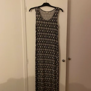 Lång klänning  - Lång klänning från Cubus i storlek xs.  Väldigt stretchig. Jag brukar ha M-L