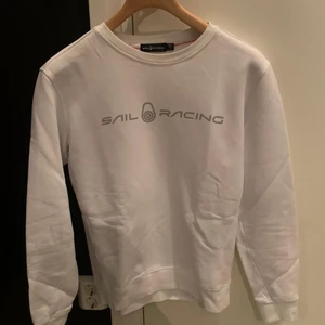 Sail racing tröja storlek M  - Säljer min sail racing tröja som jag köpte för 1000kr på stayhard i januari i storlek M passar även S säljer för 700kr pris kan diskuteras 