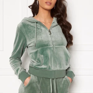 Juciy kofta  - lägger upp igen pågrund av oseriösa köpare. Säljer då min fina juciy kofta som inte kommer till användning längre då jag inte har mina matchande byxor till De är bara och skriva ifall ni vill ha flera bilder! 