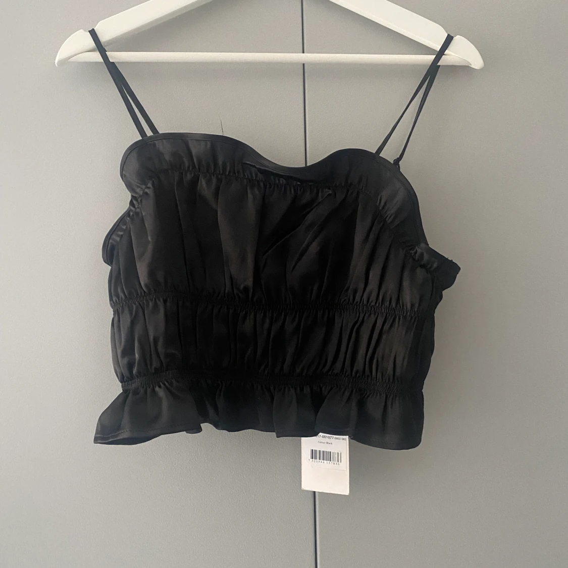 Svart satintopp från nakd