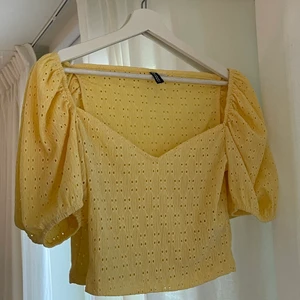 Topp - Gul topp med broderier. Storlek M. Frakt tillkommer