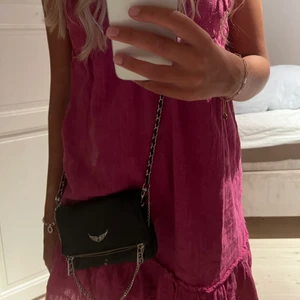 Zadig väska - Säljer min fina väska från Zadig Voltaire! I den lilla modellen! Det finns två kedjor, en lite kortare och en lång kedja. Tyvärr har jag inte kvar kvitto samt dustbag. Säljer då jag inte använder den längre. Skriv privat om du vill ha fler bilder 🥰🥰 